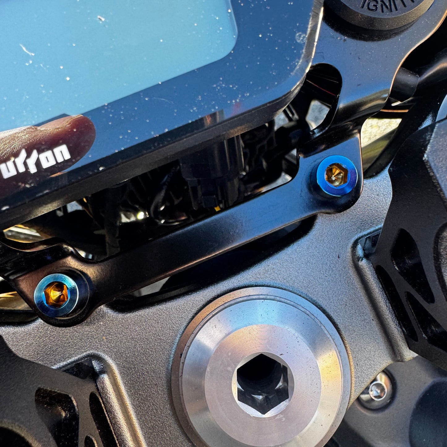 Titanium ultrabee display mount bolts