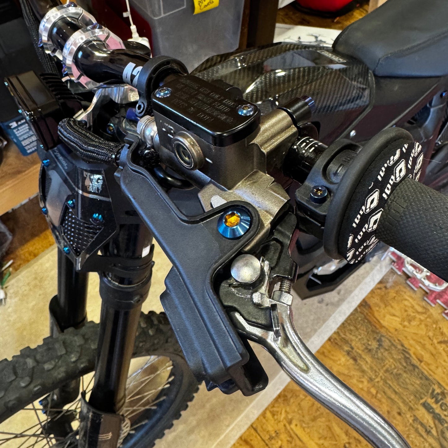 Titanium ultrabee brake lever pivot bolt