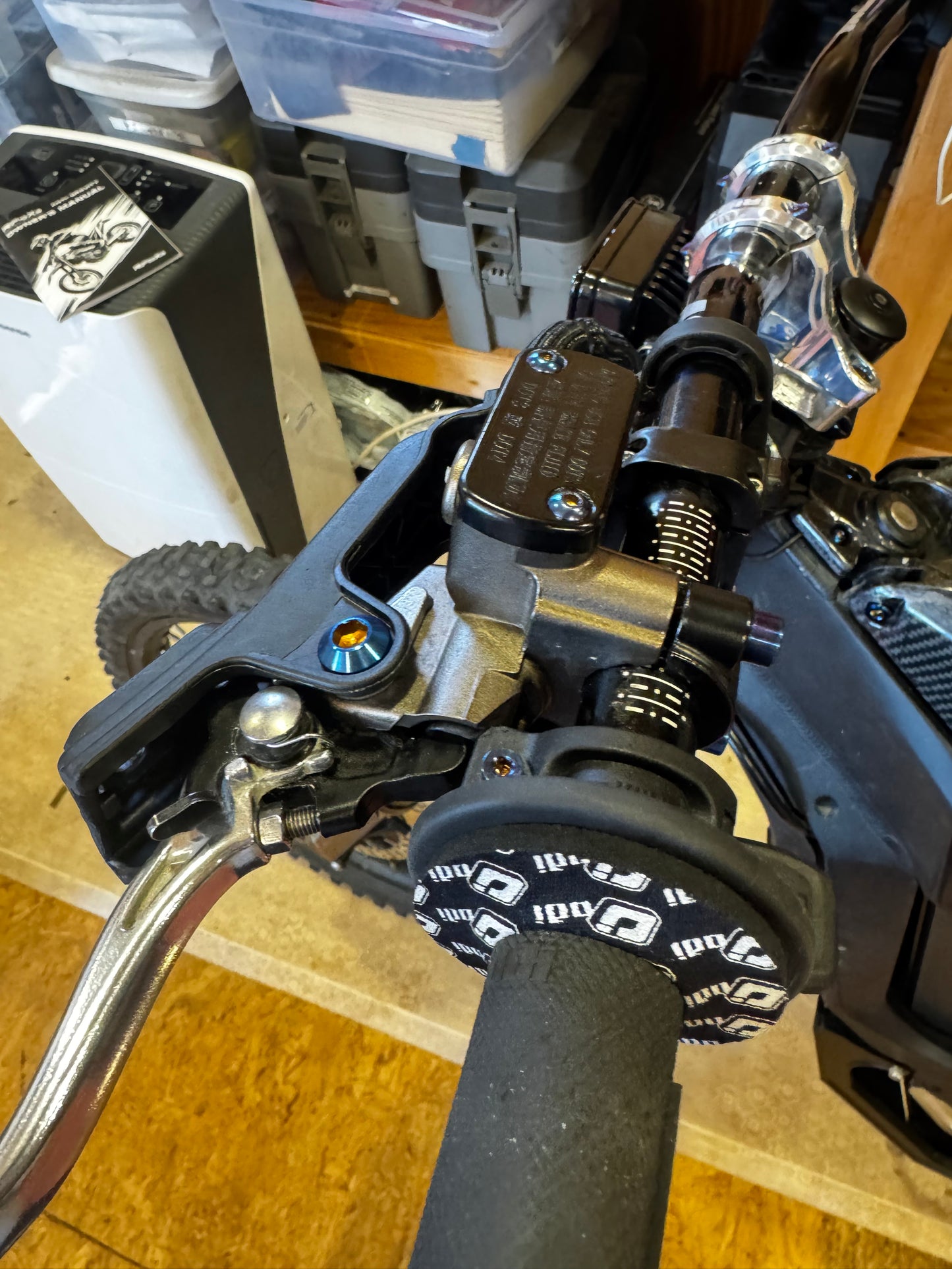 Titanium ultrabee brake lever pivot bolt